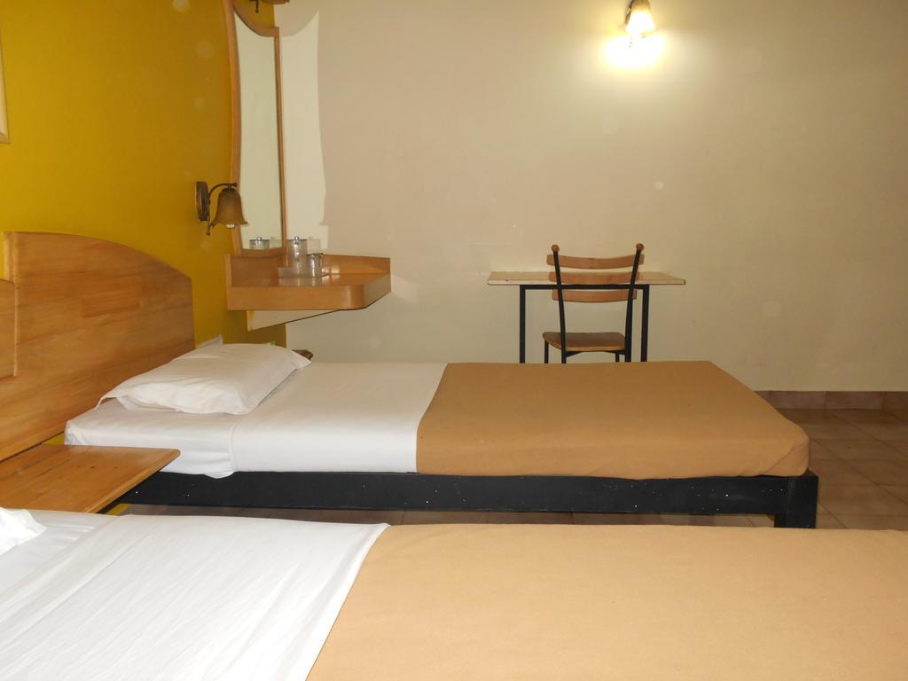 Tom'S Hotel Bangalore Zimmer foto
